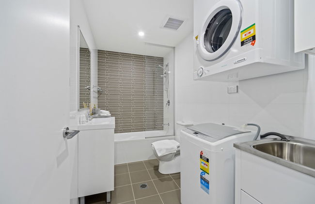 Modern and Spacious Resort-Style Home - Foto 9