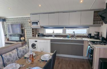 Pet friendly Holiday Home located at 5 Star award winning Shorefield Country Park - within walking distance to Milford on sea Beach - Photo 5