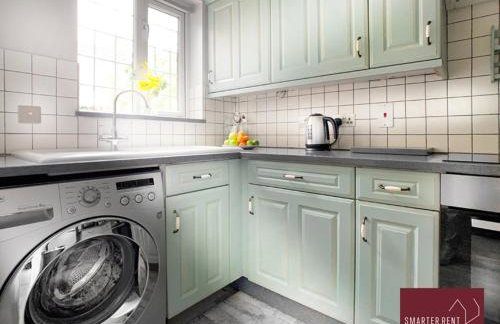 Woking 2 Bedroom House Parking Garden - Photo 5