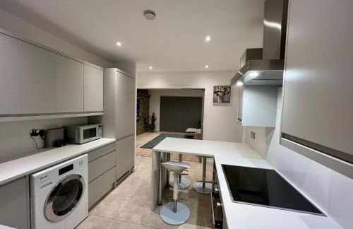 Entire Modern 2- Bedroom Apartment Modern Comfort Near Central London - Foto 1