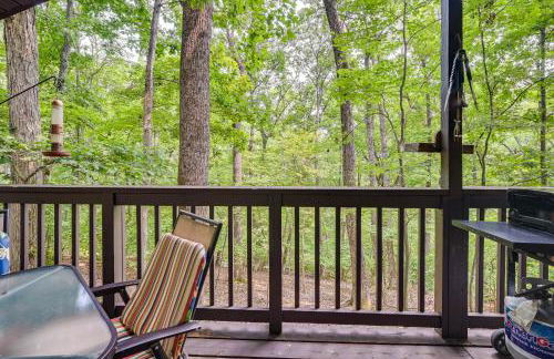 Charming Hedgesville Retreat with Deck and Fireplace! - Foto 19
