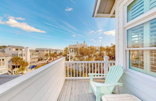 Charleston-style cottage w/ lovely decks, steps to the beach & pools - Foto 29