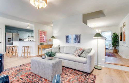 Stylish New 3BR 2.5BA Fire Pit Fence yard - Foto 45