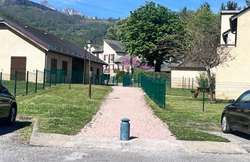 Bel appartement T2 refait à neuf avec piscine couverte de juin à fin septembre, près des stations de ski avec navette et draps et serviettes compris - Foto 16