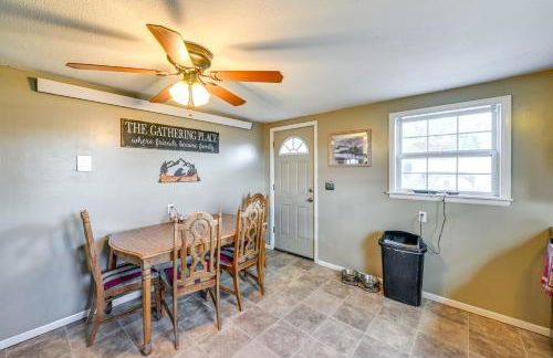 Hunt, Fish and Hike Home with Deck in Encampment - Foto 8