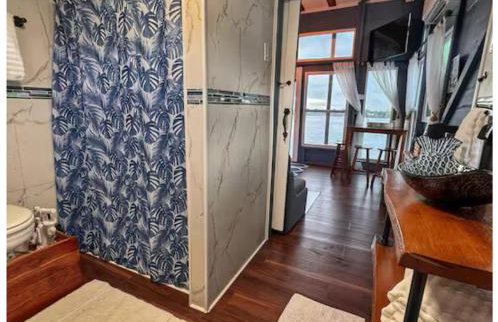 The Burrow-a floating cabin - Photo 5