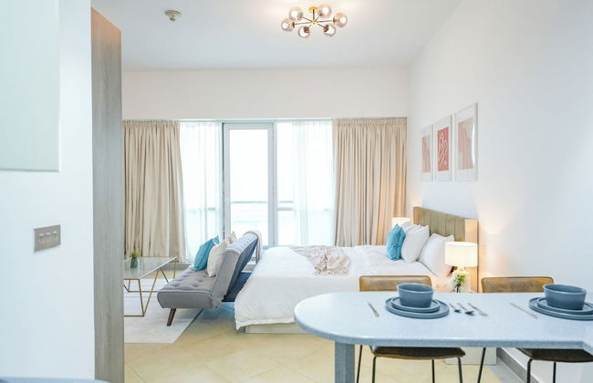 Yogi - Serene Romance in a Stylish Studio with City Views - Photo 2