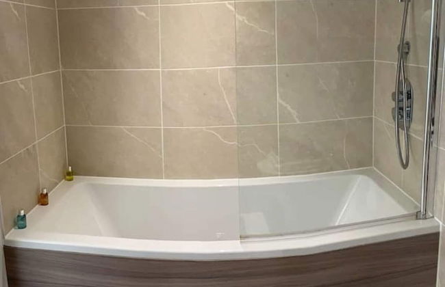 Stylish and Chic 1 Bedroom Apartment in Canning Town - Photo 11