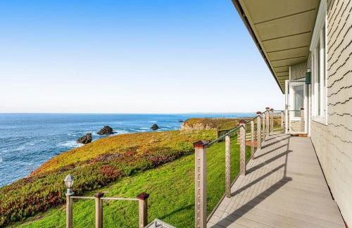 Oceantfront Estate with Luxury Kitchen & Game Room - Photo 35