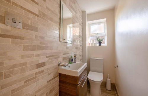 SPACIOUS 3 BEDROOM HOME - GREAT FOR FAMILIES! - By Tempstay - Foto 28