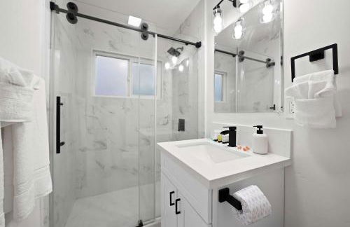 Explore North Park Chic 2br with Fire Pit Sleeps 6 - Foto 35