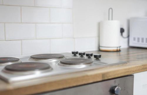 Spacious Family - Contractor Stay - Parking - WiFi - Photo 10