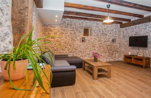 Heritage House Vrime - stone house with heated pool - Photo 34