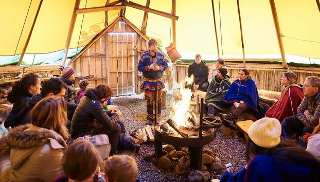 Entrando en calor en el campamento sami