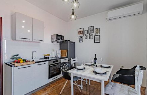 2 Bedroom Nice Apartment In Prigradica - Foto 10