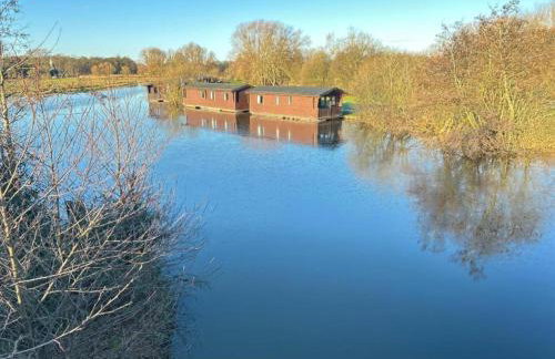 Bure River Lodge Houseboat - Photo 4