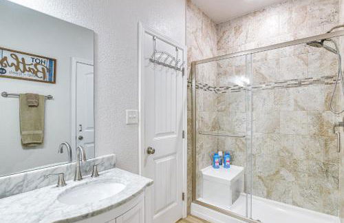 2 Decks, Patio and Views Beachfront Texas Retreat - Photo 16