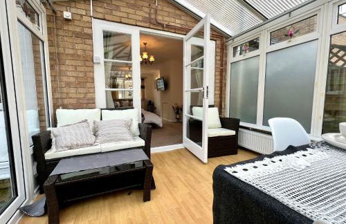 J&J stays 5 bedroom detached house in Peterborough with parking - Photo 32