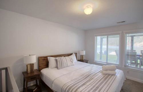 Twin Lakes Waterfront Retreat with Private Dock Fire Pit And Family Friendly Space - Foto 34