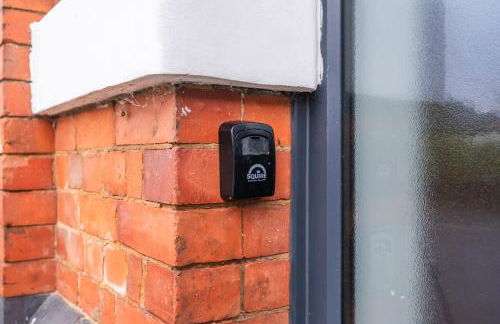 Bloom Court -Sleeps 6-Free Parking with Workspace & High-Speed WiFi - Foto 8