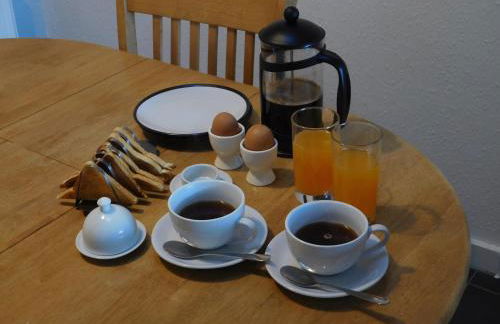 WELCOMEHOUSE close to east beach, shops, restaurants and RAF base - Foto 9