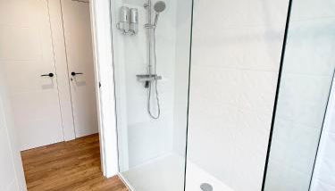 1 Bed & 1 Sofa Bed Alpine Style Ground Floor Apartment - Foto 3, Shower