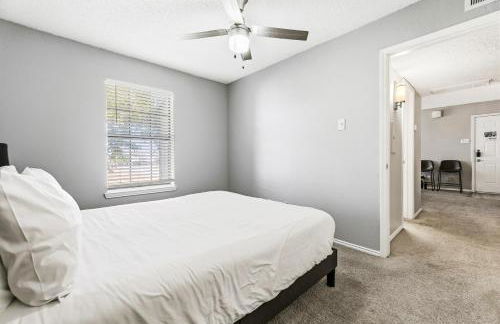 Upscale 1BR with Pool, Gym, and Modern Touches - Foto 11