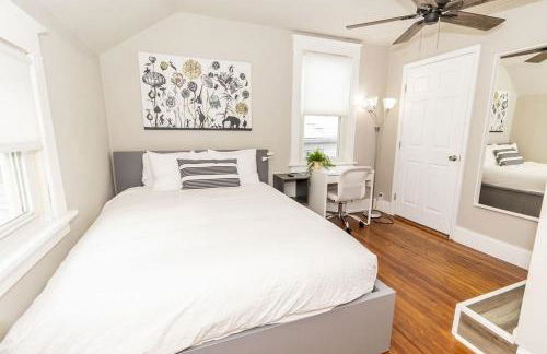 Cozy Riverfront Bungalow with Stunning Views - Foto 27