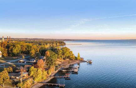 Waterfront retreat w/ wraparound deck & BBQ - Foto 48