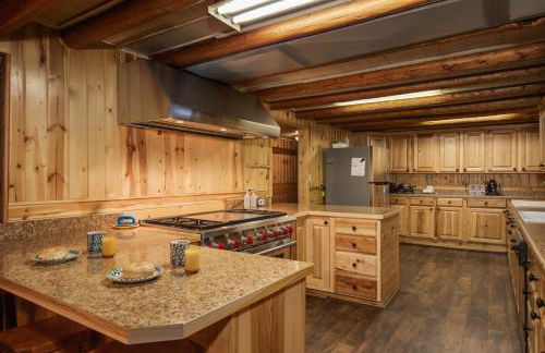 Grey Wolf Retreat by KABINO Sleeps 20 Commercial Kitchen Fire Pit WiFi Bunk Beds - Foto 6