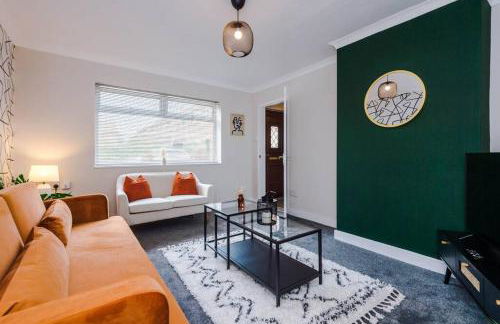 Cheerful 3 bedroom home with parking near Chester - Photo 9