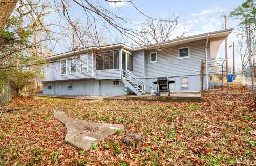 Sunlit Renovated Home, BBQ, Porch & Trails Nearby - Photo 21