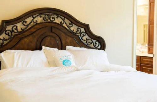 Bedroom with 3.5-Bathroom near Golf Course! - Photo 16