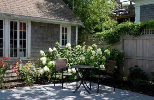 NEW AC 1 Bedroom w Private Deck & Patio - Photo 2