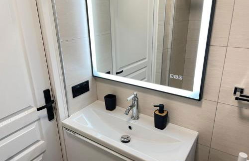 STUDIO SUR LA PROMENADE DES ANGLAIS AVEC VUE MER ORIGINALE À 40 m DE LA PLAGE - Foto 2