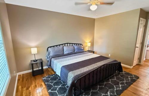 Comfy King Bed Townhouse with Outdoor Sitting Area - Foto 12