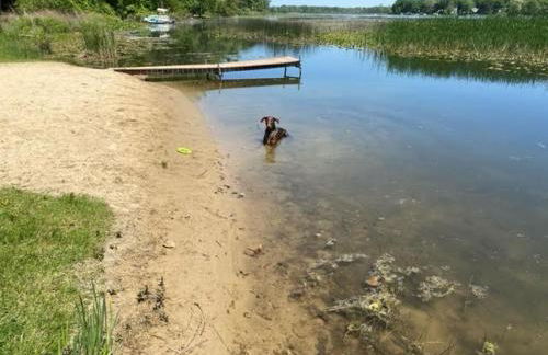 Amazing Lakefront Retreat On Long Lake! 2 Bedroom Home by RedAwning - Foto 14