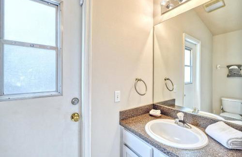 Sunny lake view villa with pool spa - close to attractions - Foto 29