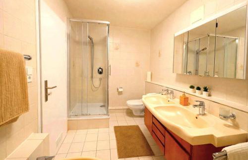 stylische 110m2 Wohnung in Top Lage mit Balkon und 2 Schlafzimmern für bis zu 6 Personen sowie kostenloser Parkgarage max 1,65m Höhe und 1,8m Breite - Foto 15