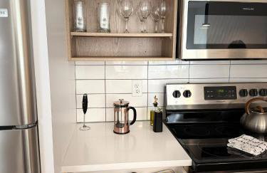 Modern & Spacious 2BR Apartment with Gym & Parking - Photo 14