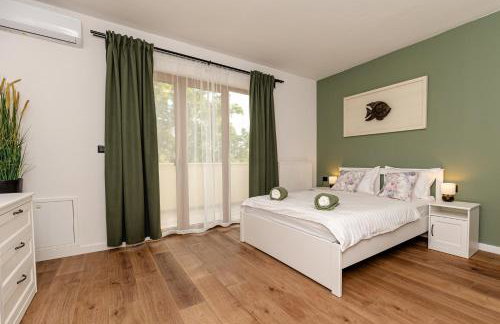 Villa Pietro with a heated Saltwater pool - Photo 45