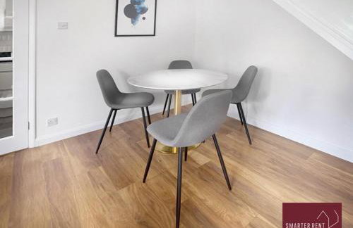 Guildford - 2 Bedroom House - Parking - Foto 2