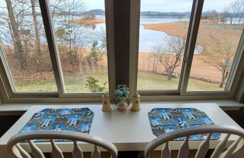 Scenic Lakefront Cabin Dock Water Activities Games - Foto 17