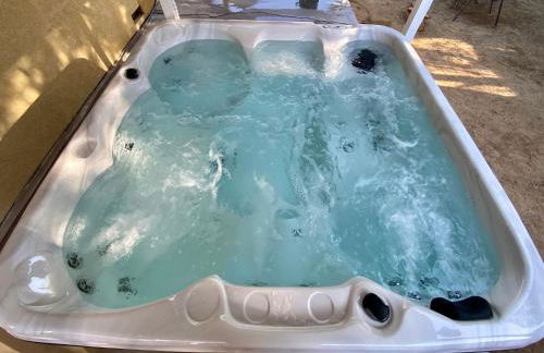 10 minutes to JTNP - Sauna, Hot Tub, Cold Plunge Saltwater Pool, Telescope, Fireplace and Views - Foto 28