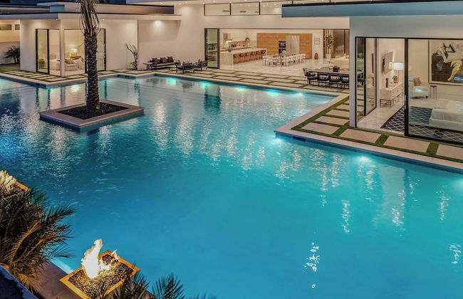 Fine Luxe Retreat w/ Pool & Hot Tub Bravo Villa #15 by Avantstay - Photo 2