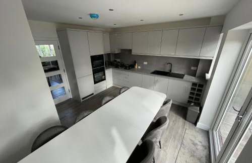 Brand New High Spec House with Parking & Wi-Fi By Home Away From Home - A - Foto 27