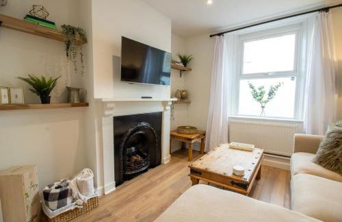 Stylish and Modern Town Centre End-of Terrace Home - Foto 9