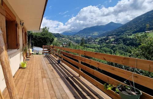 Private terrace, cosy appartement, ideal couple, bbq,relax, welcome, near La Clusaz, Grand Bornand, Annecy and lake, many sports and entertainment activities summer and winter - Foto 9