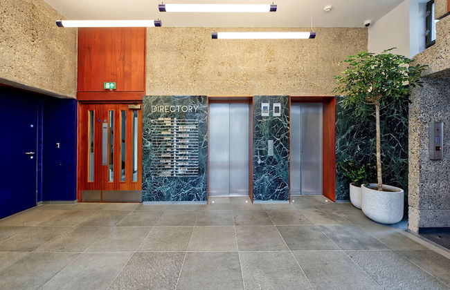 Elegant Two-bedroom Apartment in Vibrant Poplar - Foto 21