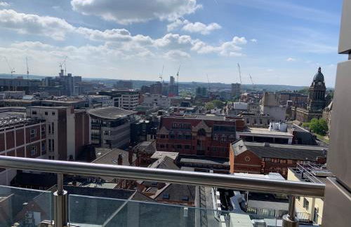 Award Winner of 2026 &2025 traveller & Best guest rated apartment, two bedroom, #1 Leeds city centres most central location, Great 180 degree views,balcony , PARKING onsite, Netflix & WiFi - Foto 39
